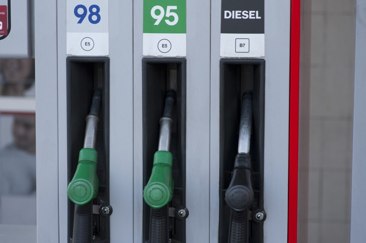 gas-station-gd3fbeb88c_1920-1200x798.jpg
